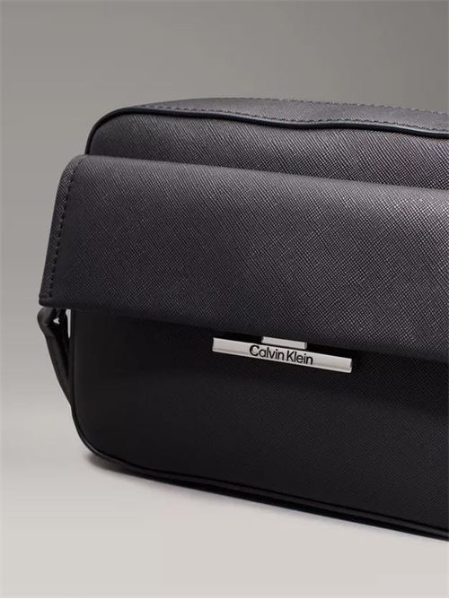 CK LINEAR CAMERA BAG_SAFFIANO CALVIN KLEIN | K60K612564/BEH